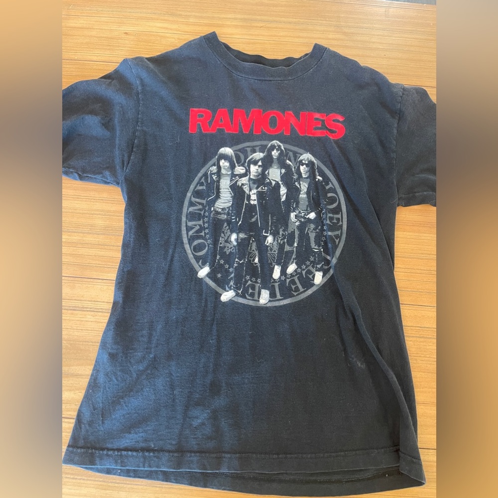 Urban outfitters RAMONES tee, size medium, graphic tee